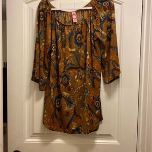 i am selling a honeyme curvy top.